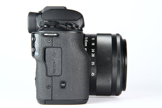 Cámara Digital CANON EOS M50 con lente 15-45mm. Usada