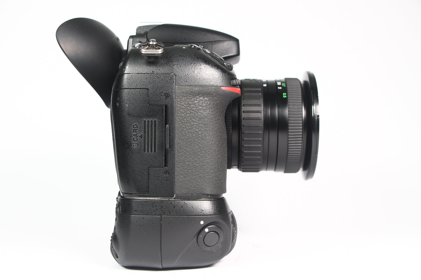 Cámara Digital NIKON D800 con Lente Vivitar 19-35 mm F3.5-5.6 Con Grip. Usada