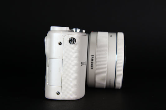 Cámara Digital SAMSUNG NX2000 con Lente 20-50mm. Usada.