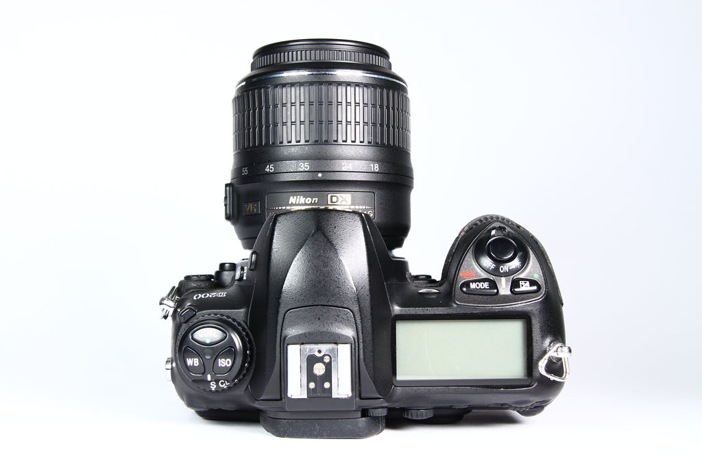 Cámara Digital NIKON D200 Lente 18-55 mm. Usada