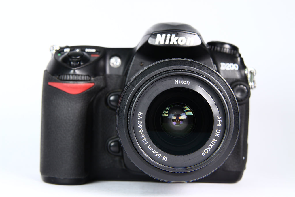 Cámara Digital NIKON D200 Lente 18-55 mm. Usada