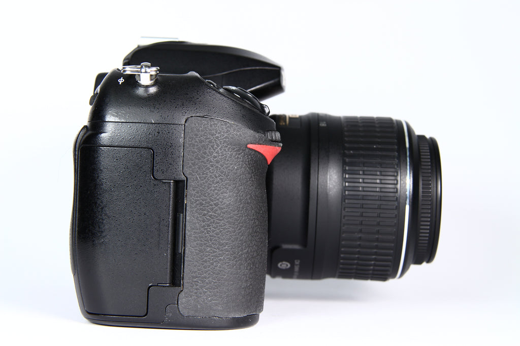 Cámara Digital NIKON D200 Lente 18-55 mm. Usada