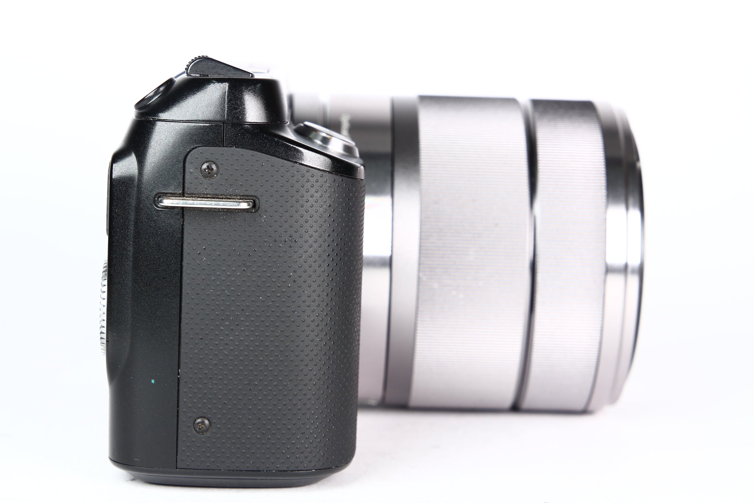 Cámara Digital SONY NEX F3 con lente 18-55mm. Usada