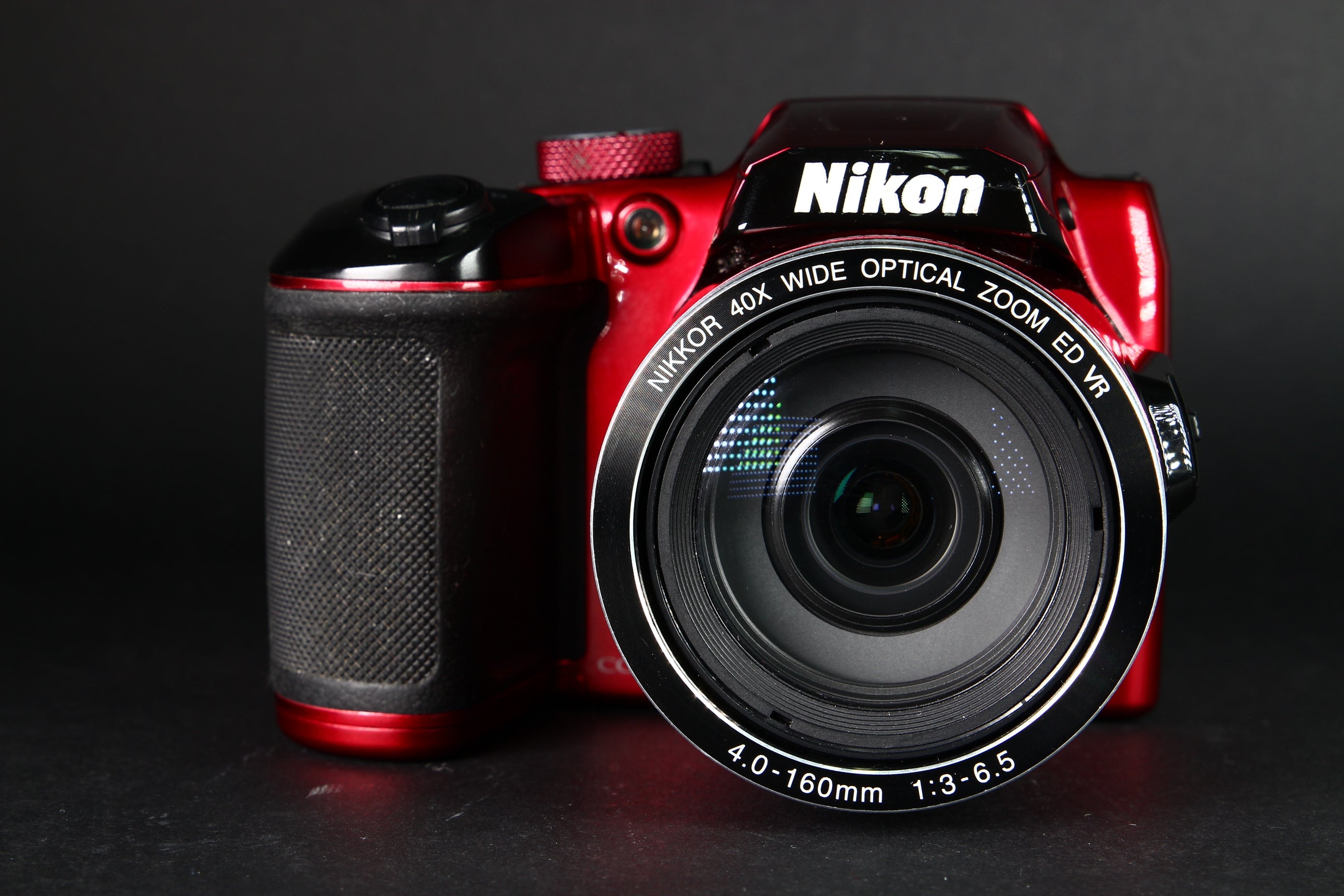 Cámara Digital Compacta NIKON COOLPIX B500 Edición Roja. Usada