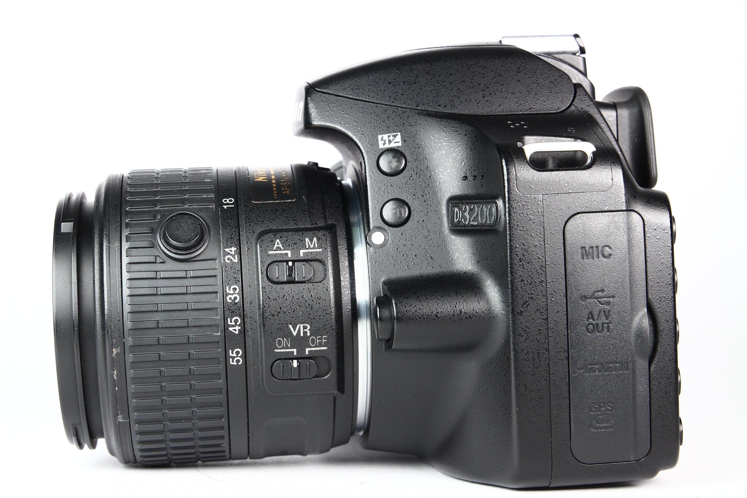 Cámara Digital NIKON D3200 Lente 18-55mm. Usada