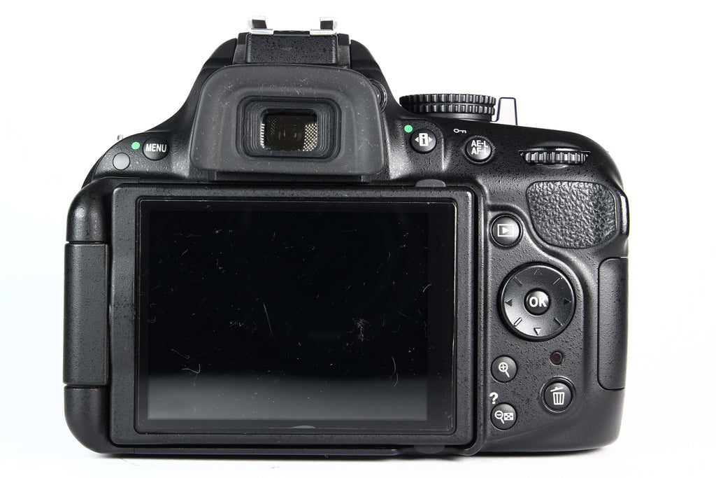 Cámara Digital Nikon D5200 Lente 18-55mm. Usada