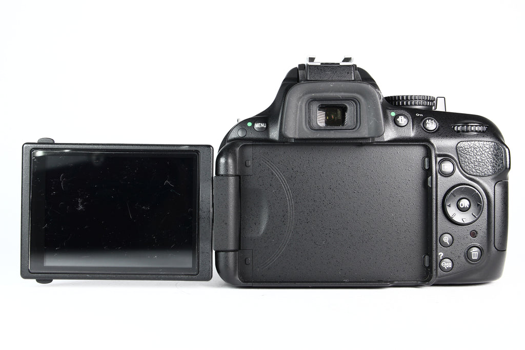 Cámara Digital Nikon D5200 Lente 18-55mm. Usada