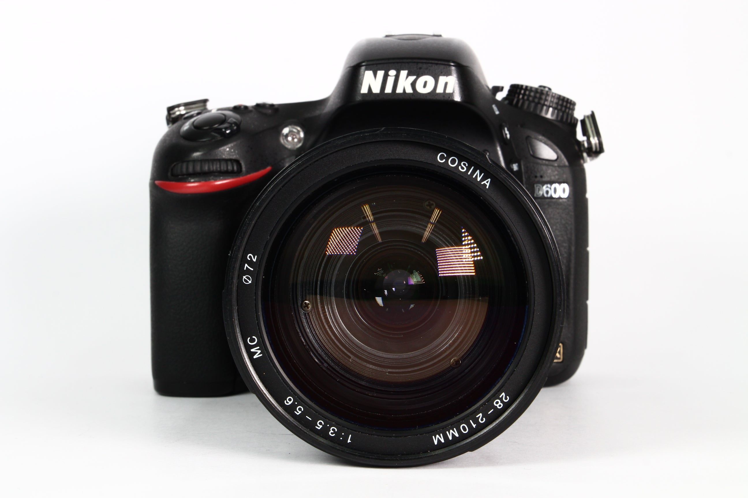 Cámara Digital NIKON D600 con lente COSINA 28-210MM F3.5-5.6. Usada