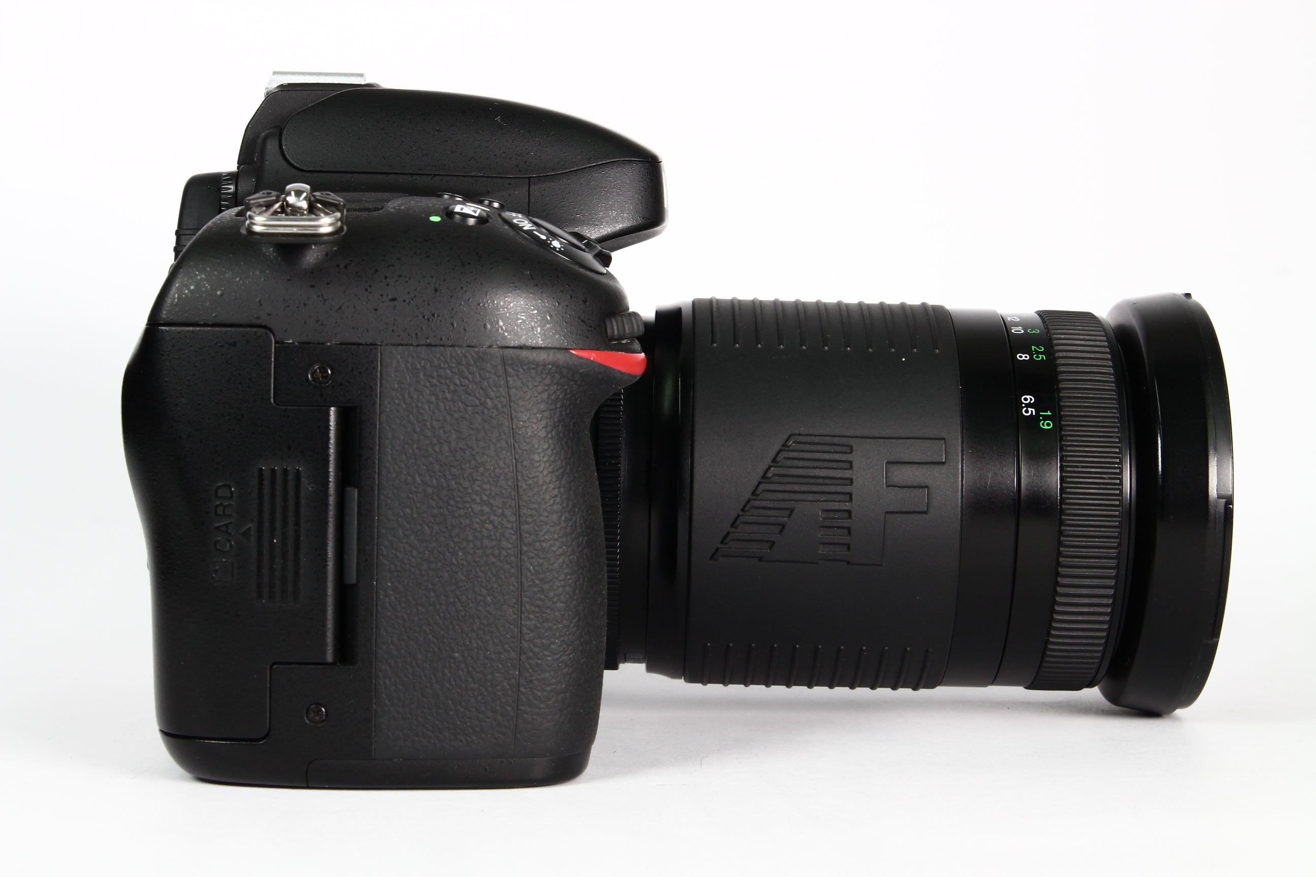 Cámara Digital NIKON D600 con lente COSINA 28-210MM F3.5-5.6. Usada