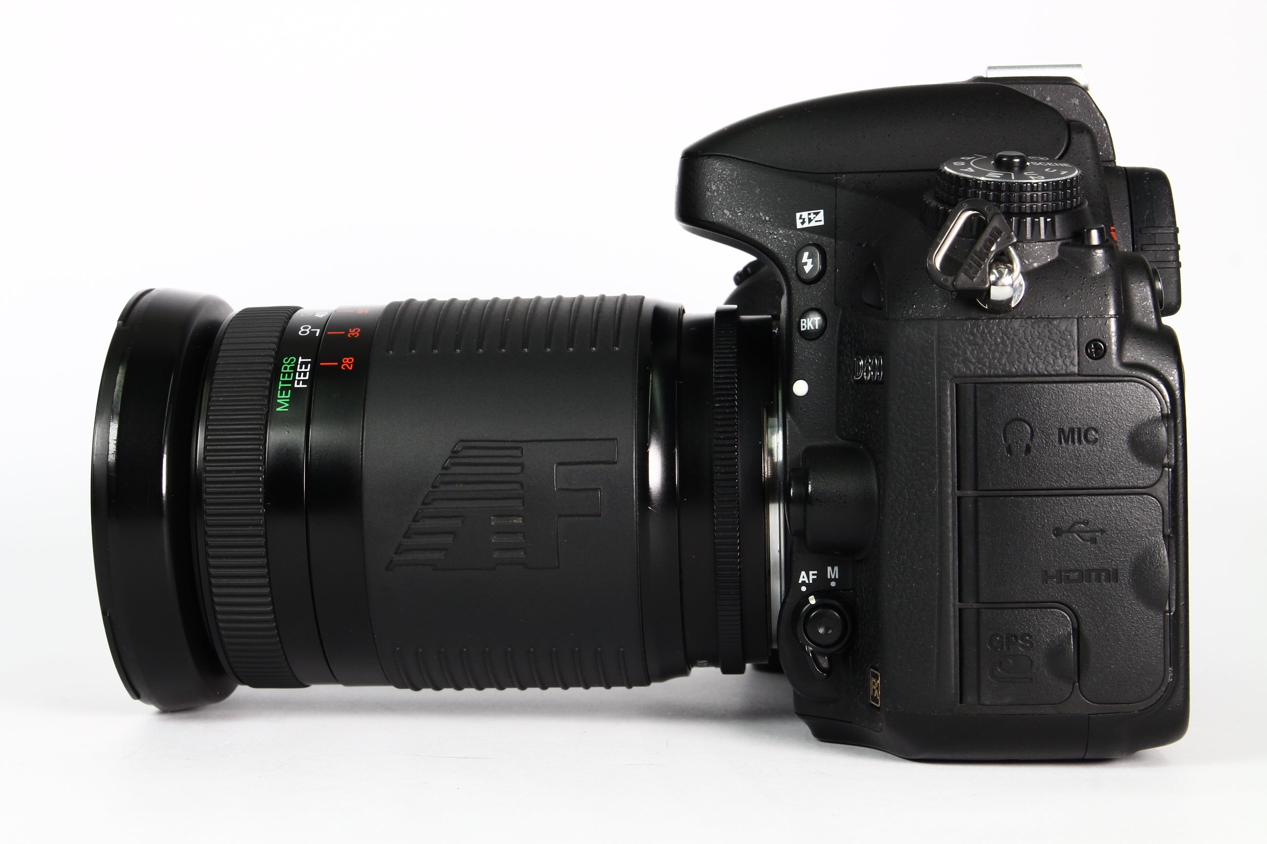 Cámara Digital NIKON D600 con lente COSINA 28-210MM F3.5-5.6. Usada