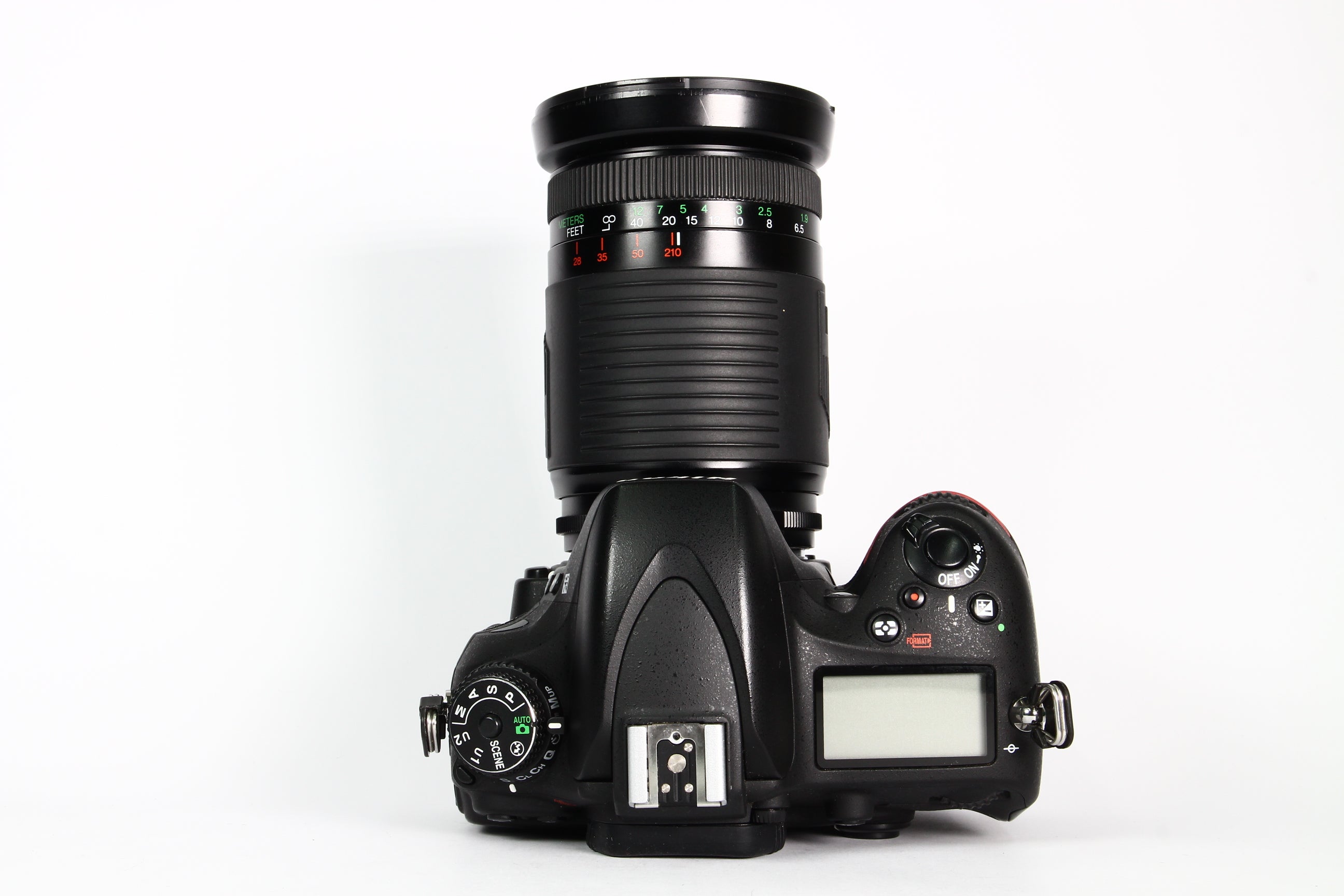 Cámara Digital NIKON D600 con lente COSINA 28-210MM F3.5-5.6. Usada