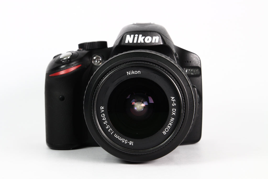 Cámara Digital NIKON D3200 con lente kit 18-55mm. Usada