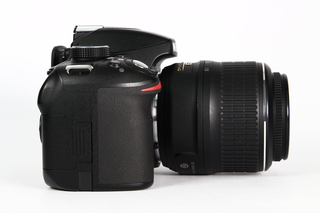 Cámara Digital NIKON D3200 con lente kit 18-55mm. Usada