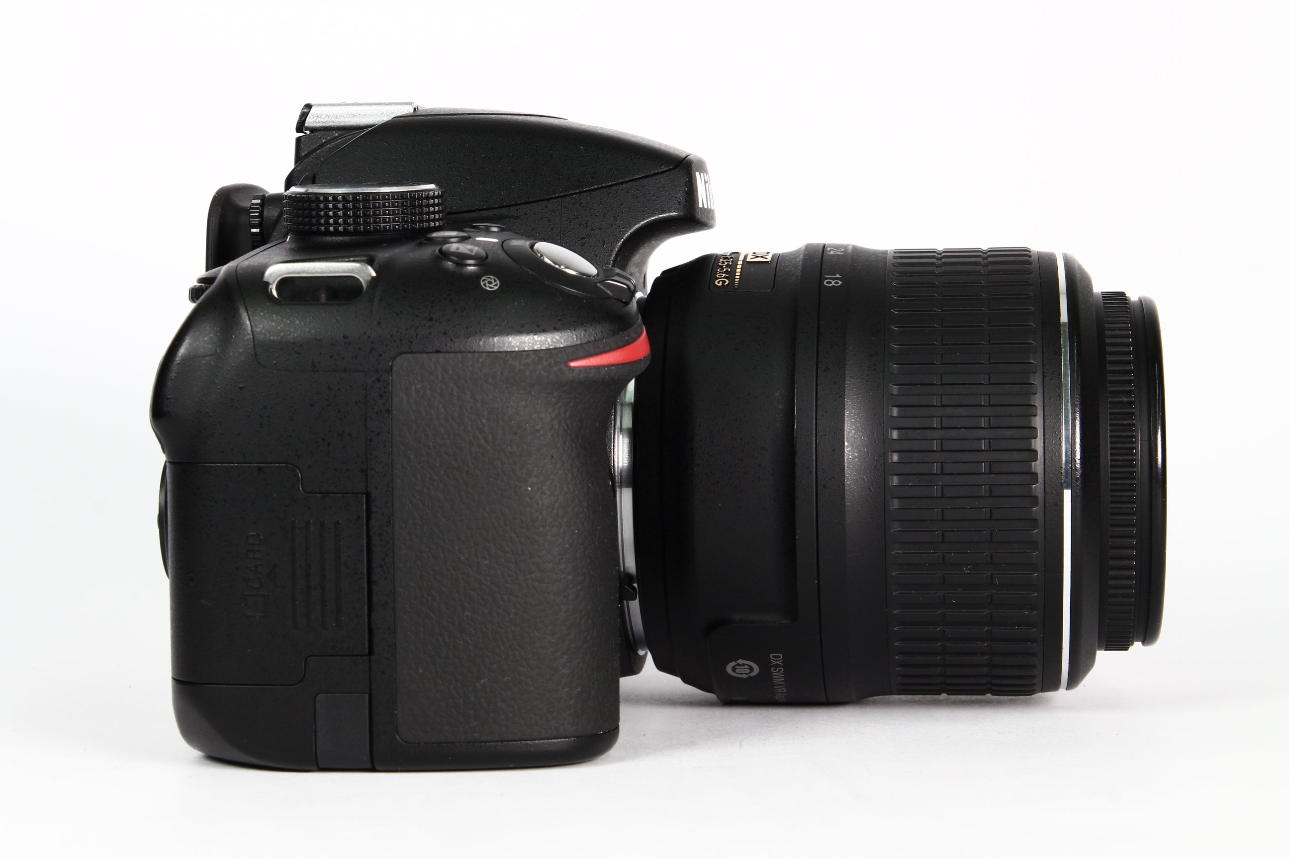 Cámara Digital NIKON D3200 con lente kit 18-55mm. Usada