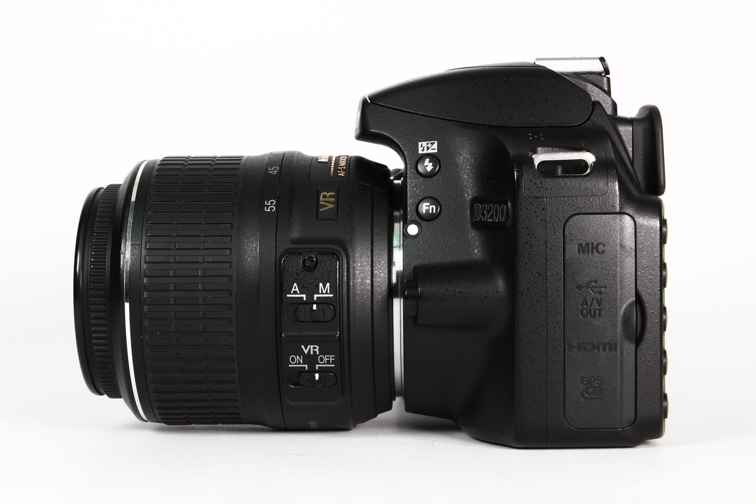 Cámara Digital NIKON D3200 con lente kit 18-55mm. Usada