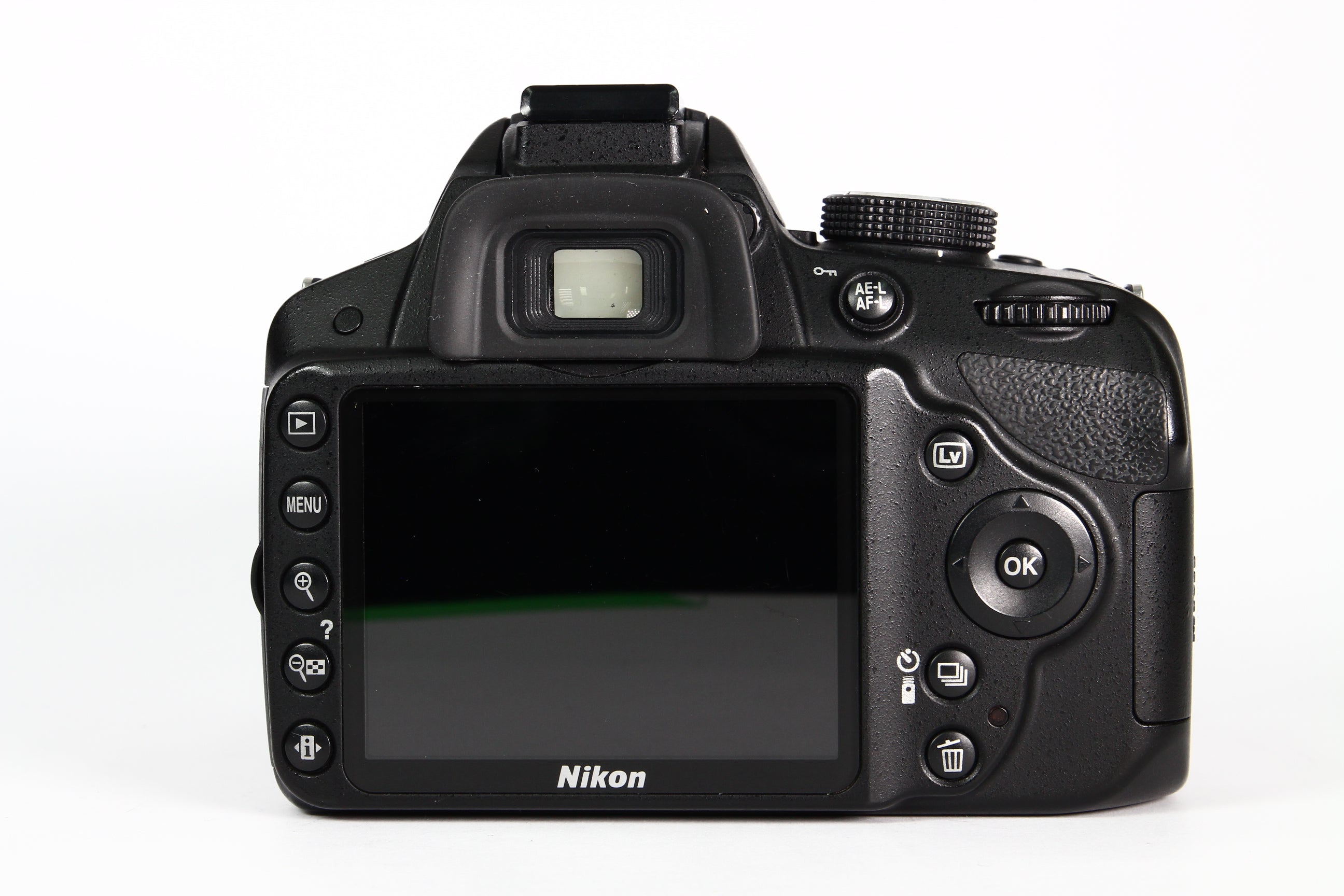 Cámara Digital NIKON D3200 con lente kit 18-55mm. Usada