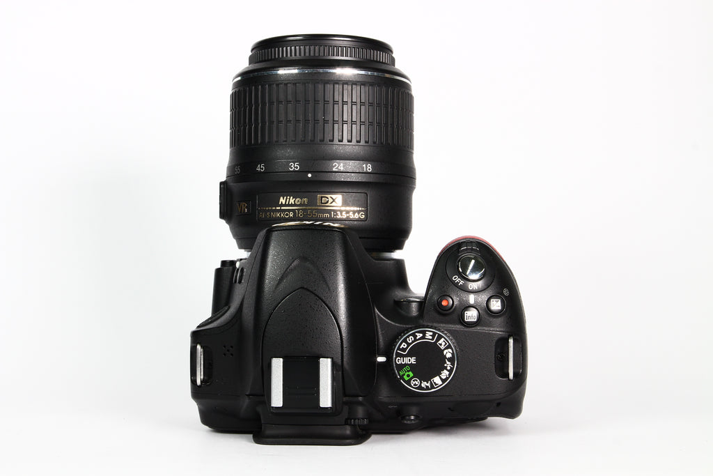 Cámara Digital NIKON D3200 con lente kit 18-55mm. Usada