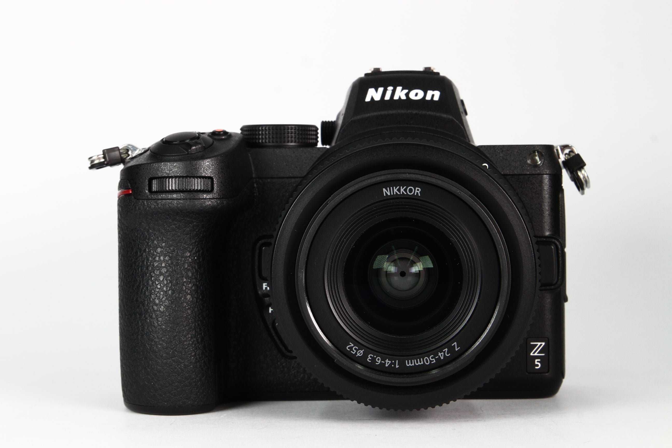 Cámara Digital NIKON Z5 con Lente 24-50 F:4-6.3 Usada