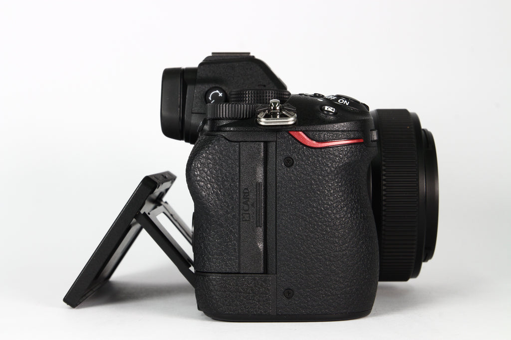 Cámara Digital NIKON Z5 con Lente 24-50 F:4-6.3 Usada