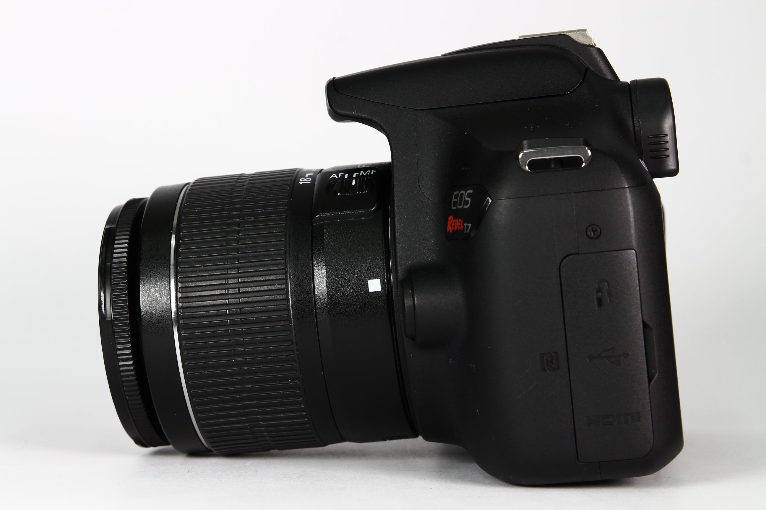 Cámara Digital CANON T7 Lente 18-55mm F3.5-5.6. Usada