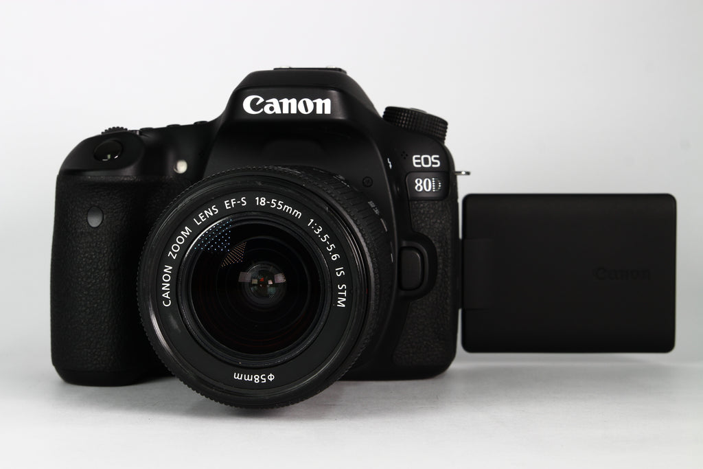 Cámara Digital CANON 80D con lente kit 18-55mm IS STM F3.5-5.6. Usada