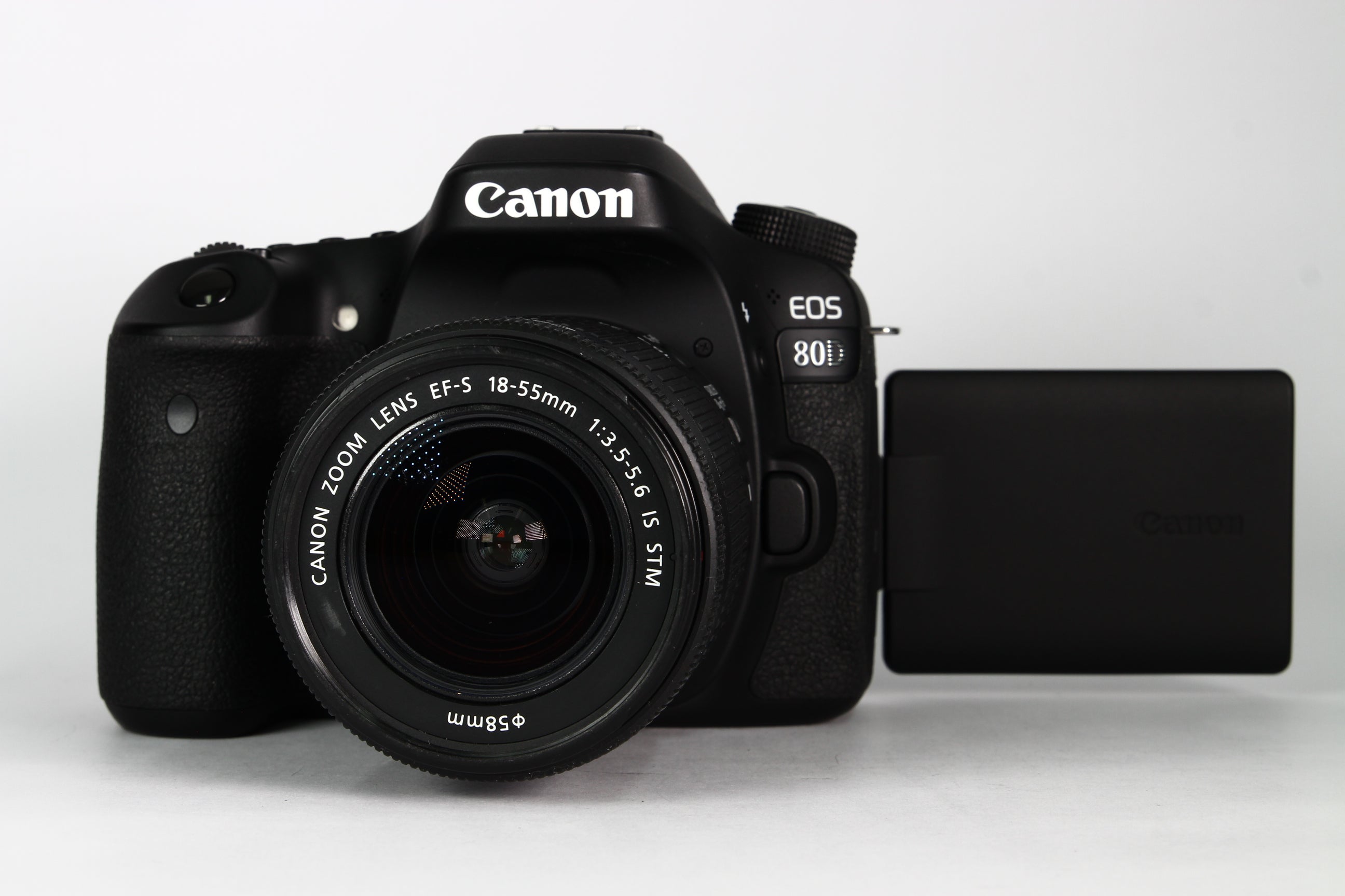 Cámara Digital CANON 80D con lente kit 18-55mm IS STM F3.5-5.6. Usada