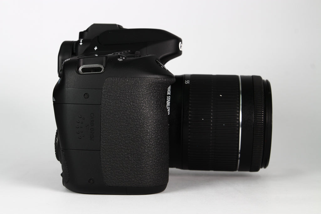 Cámara Digital CANON 80D con lente kit 18-55mm IS STM F3.5-5.6. Usada