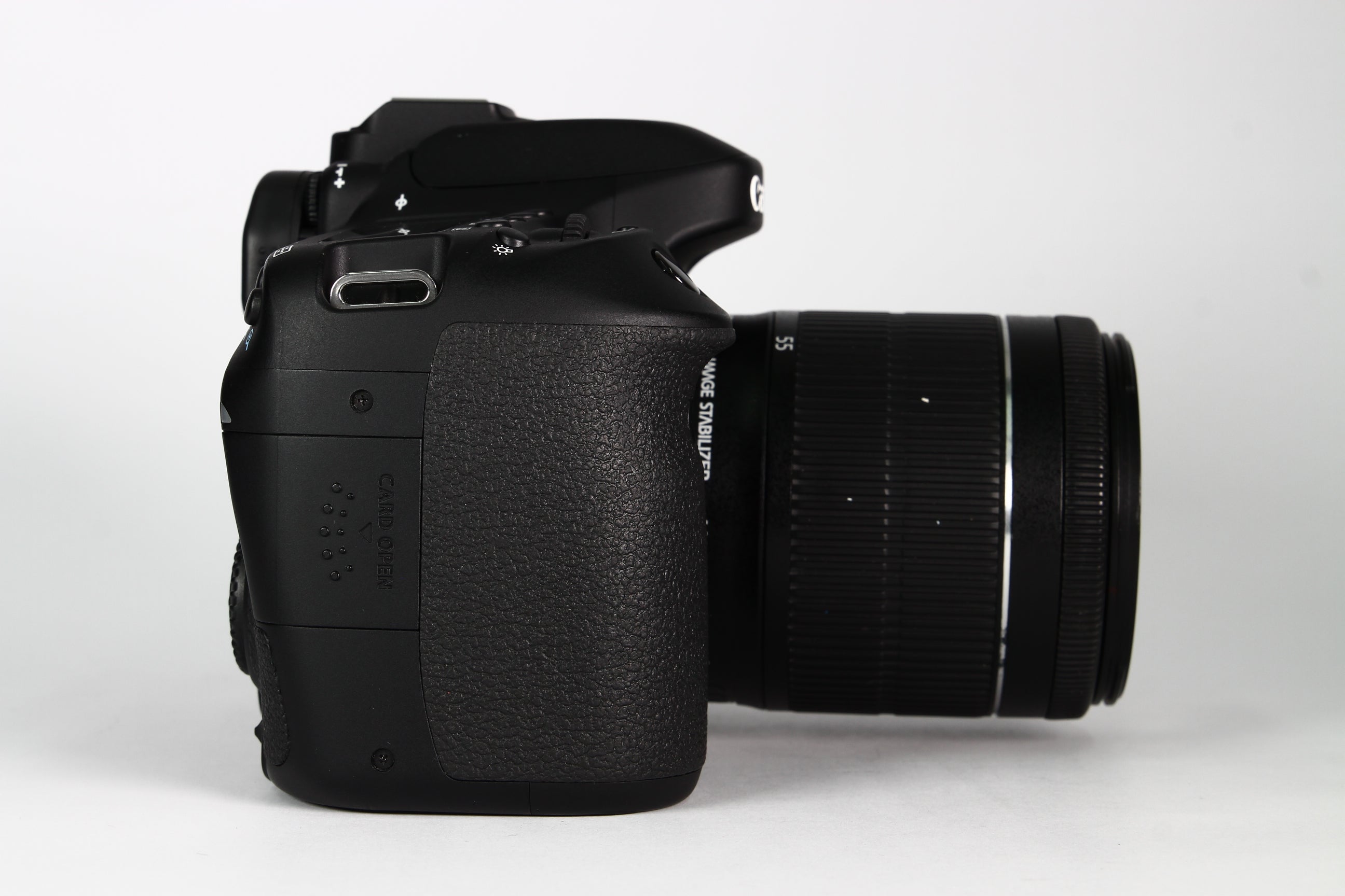 Cámara Digital CANON 80D con lente kit 18-55mm IS STM F3.5-5.6. Usada