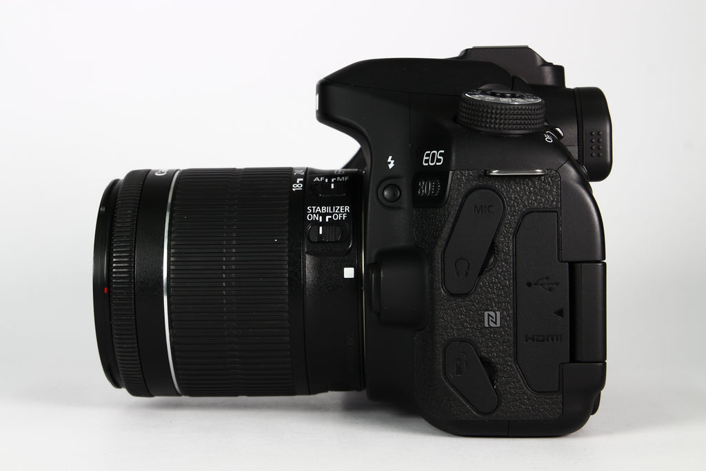 Cámara Digital CANON 80D con lente kit 18-55mm IS STM F3.5-5.6. Usada