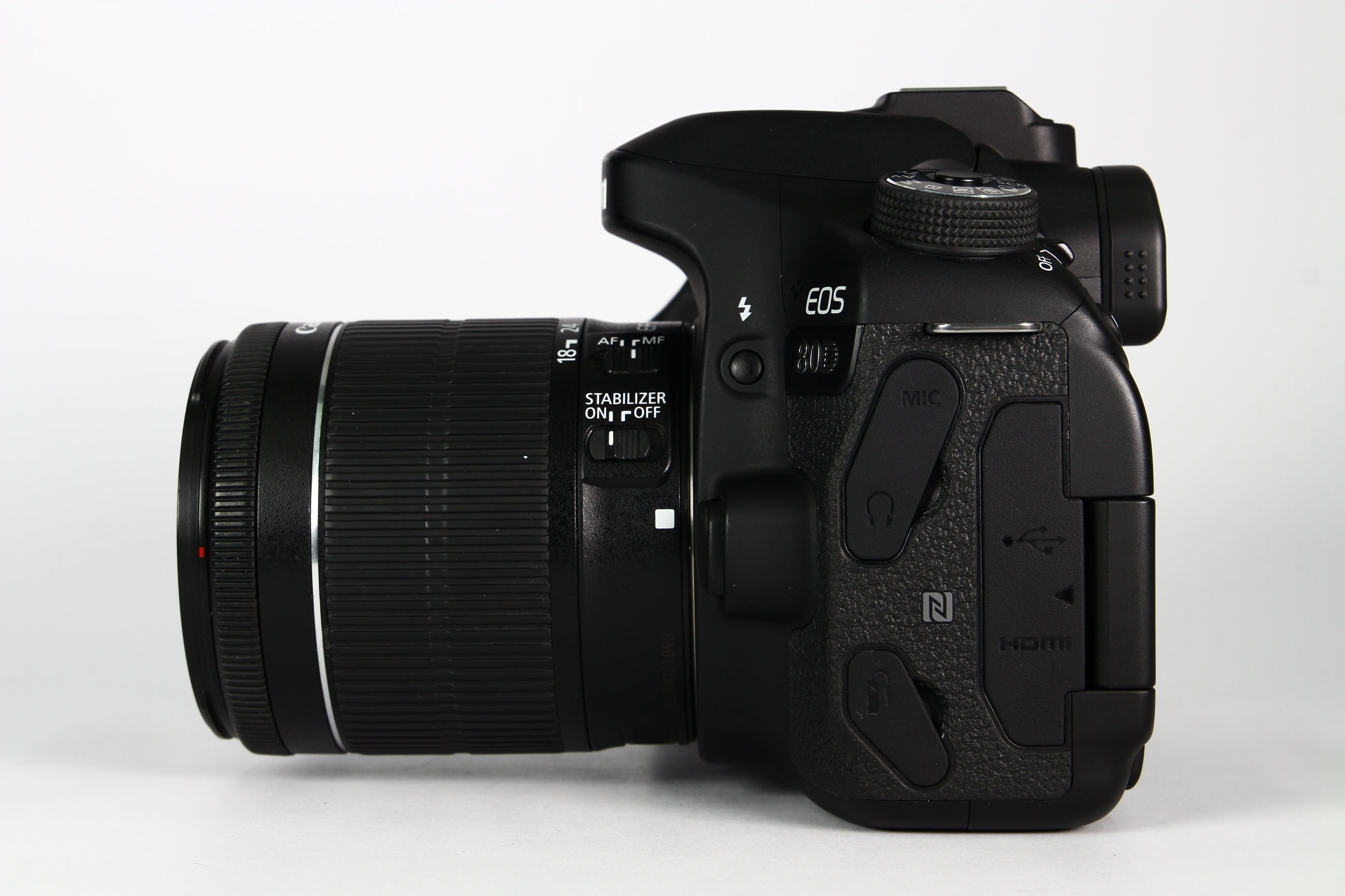 Cámara Digital CANON 80D con lente kit 18-55mm IS STM F3.5-5.6. Usada