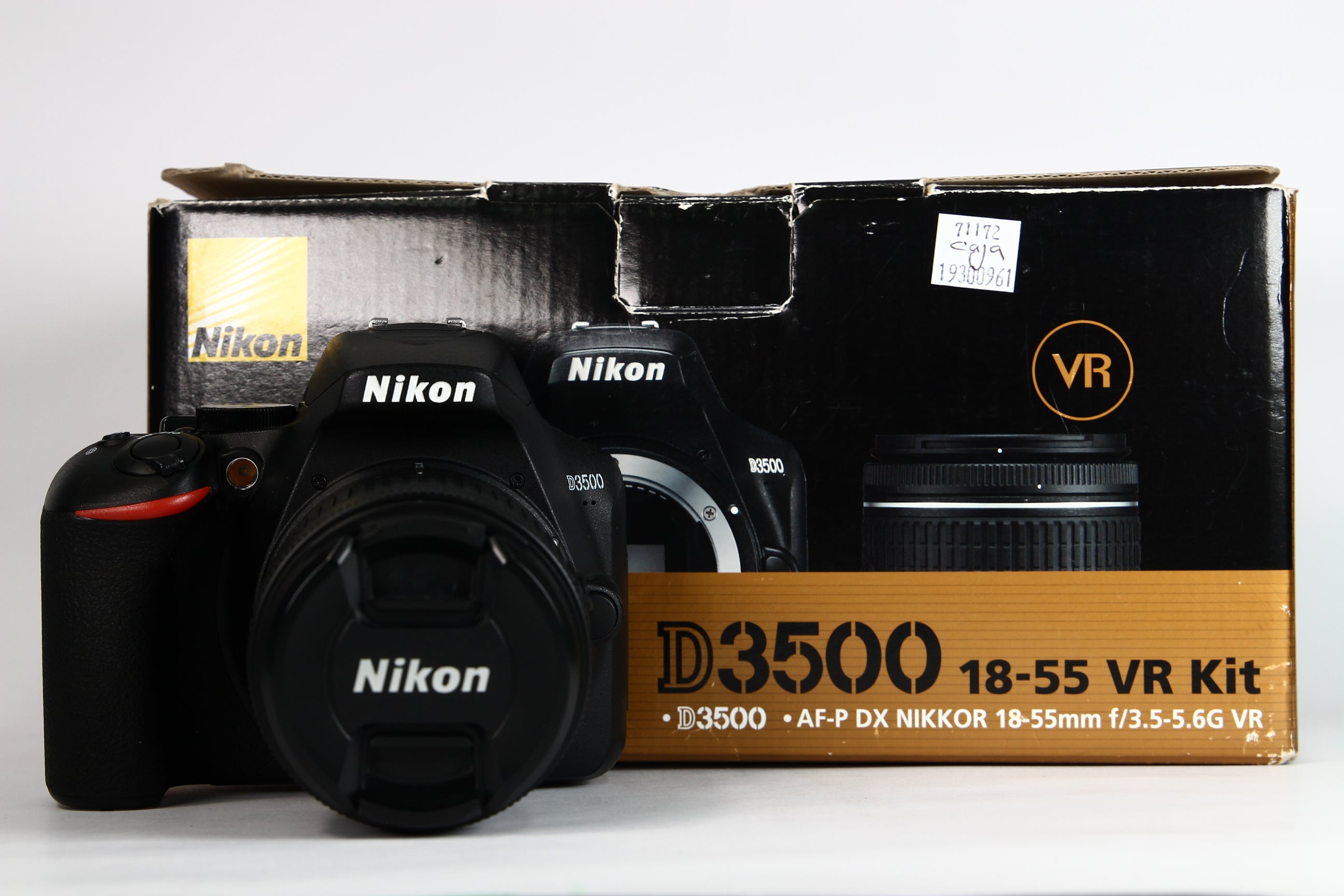 Cámara Digital NIKON D3500 con lente 18-55mm G II VR. Usada