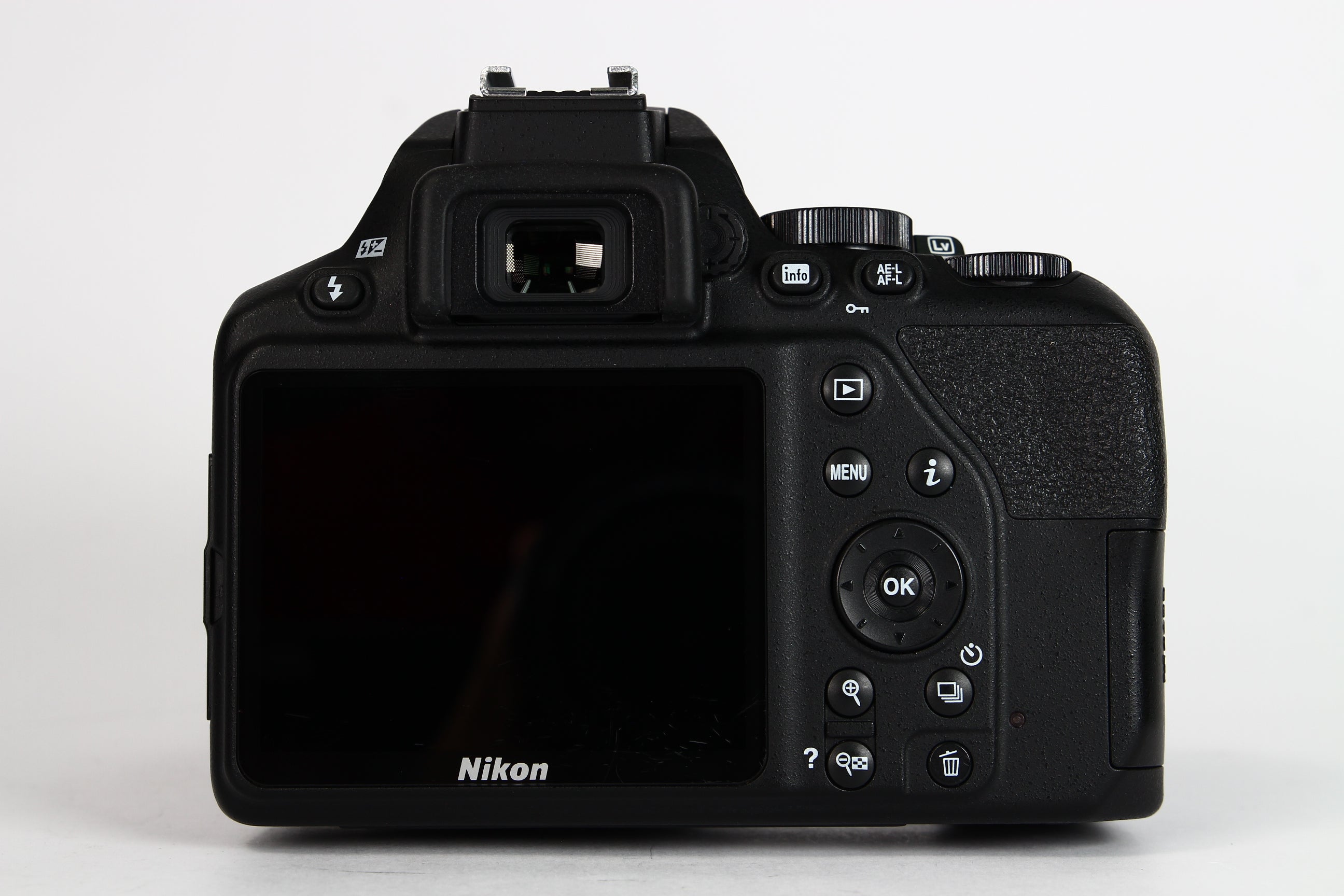 Cámara Digital NIKON D3500 con lente 18-55mm G II VR. Usada