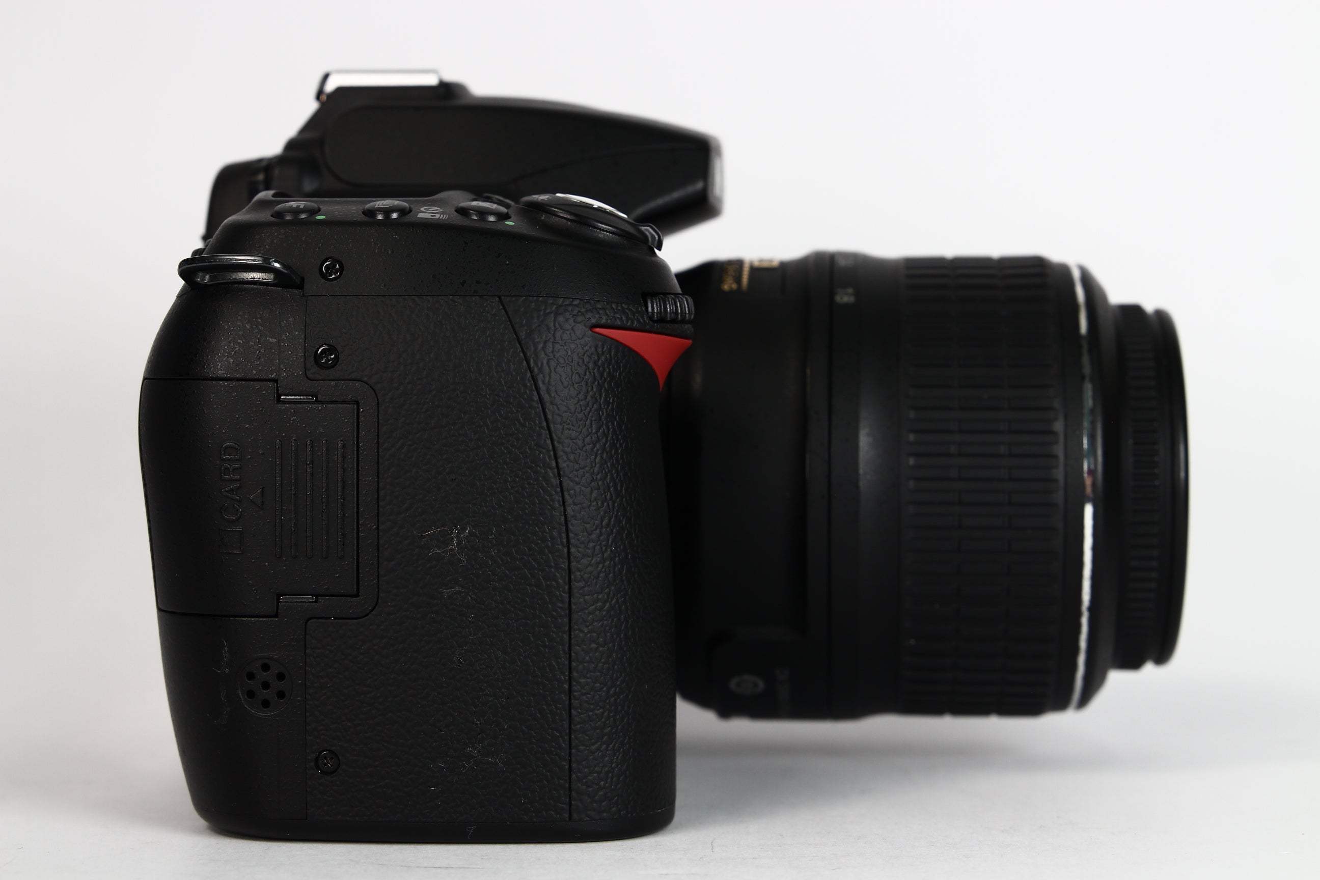 Cámara Digital NIKON D90 con lente kit 18-55mm. Usada