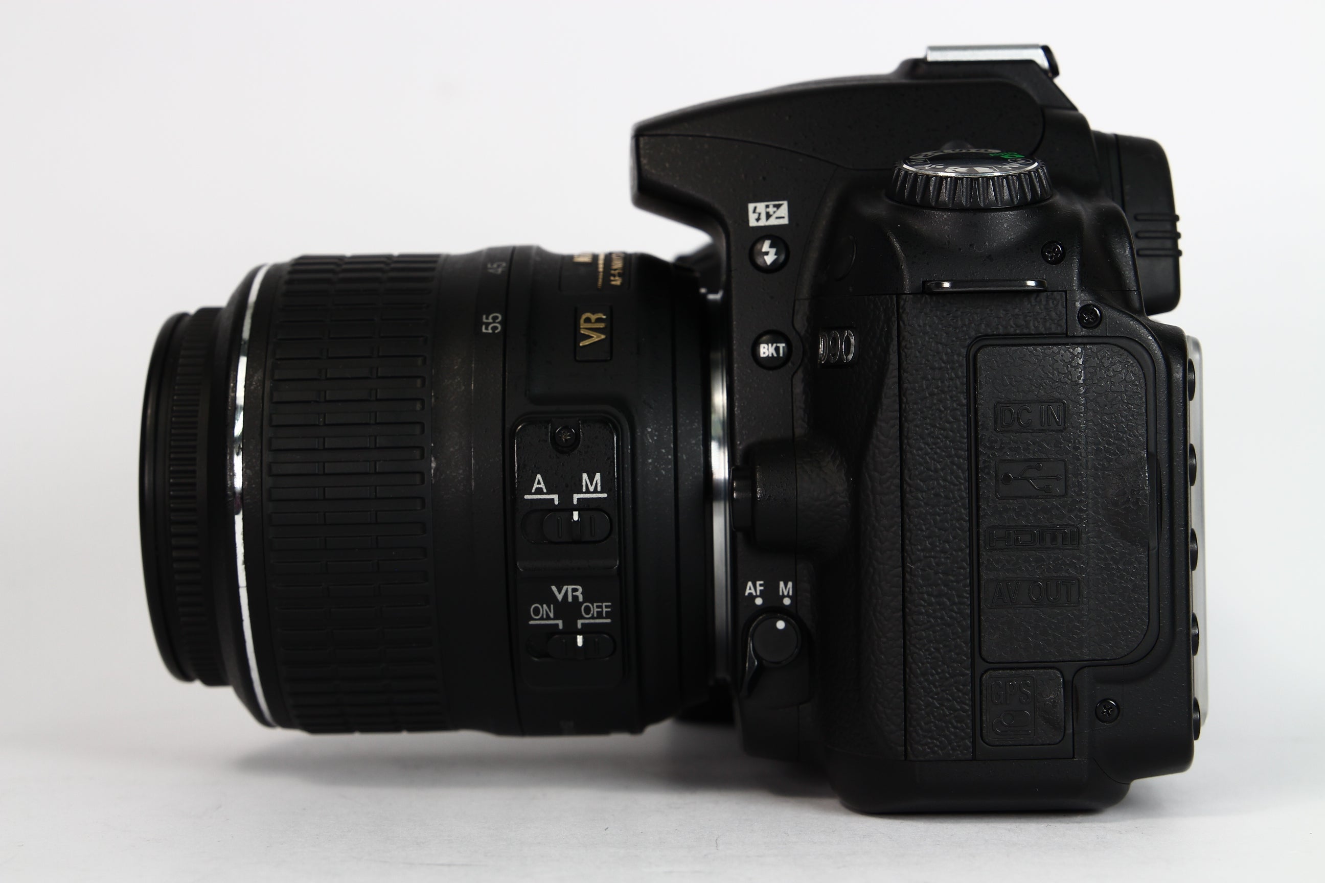 Cámara Digital NIKON D90 con lente kit 18-55mm. Usada