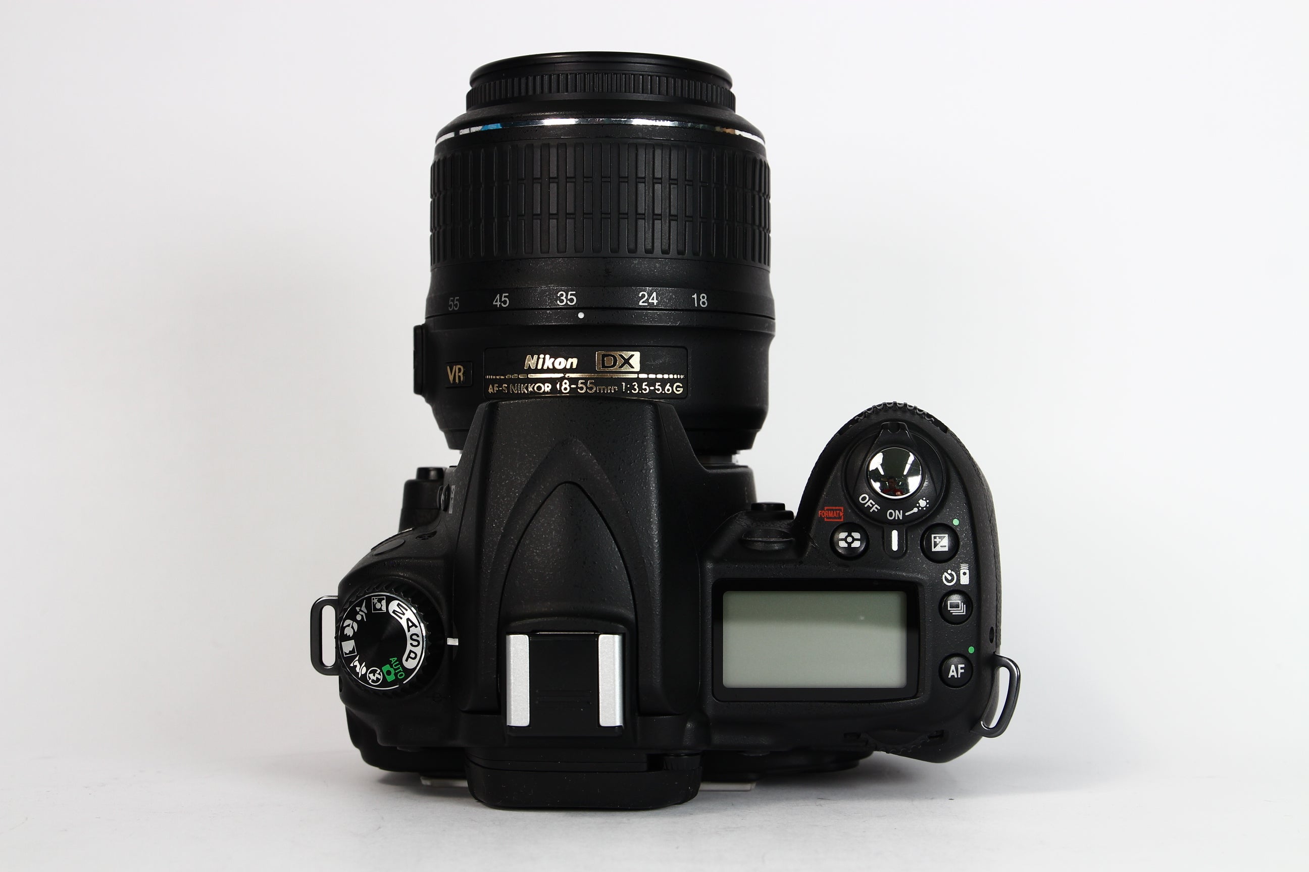 Cámara Digital NIKON D90 con lente kit 18-55mm. Usada