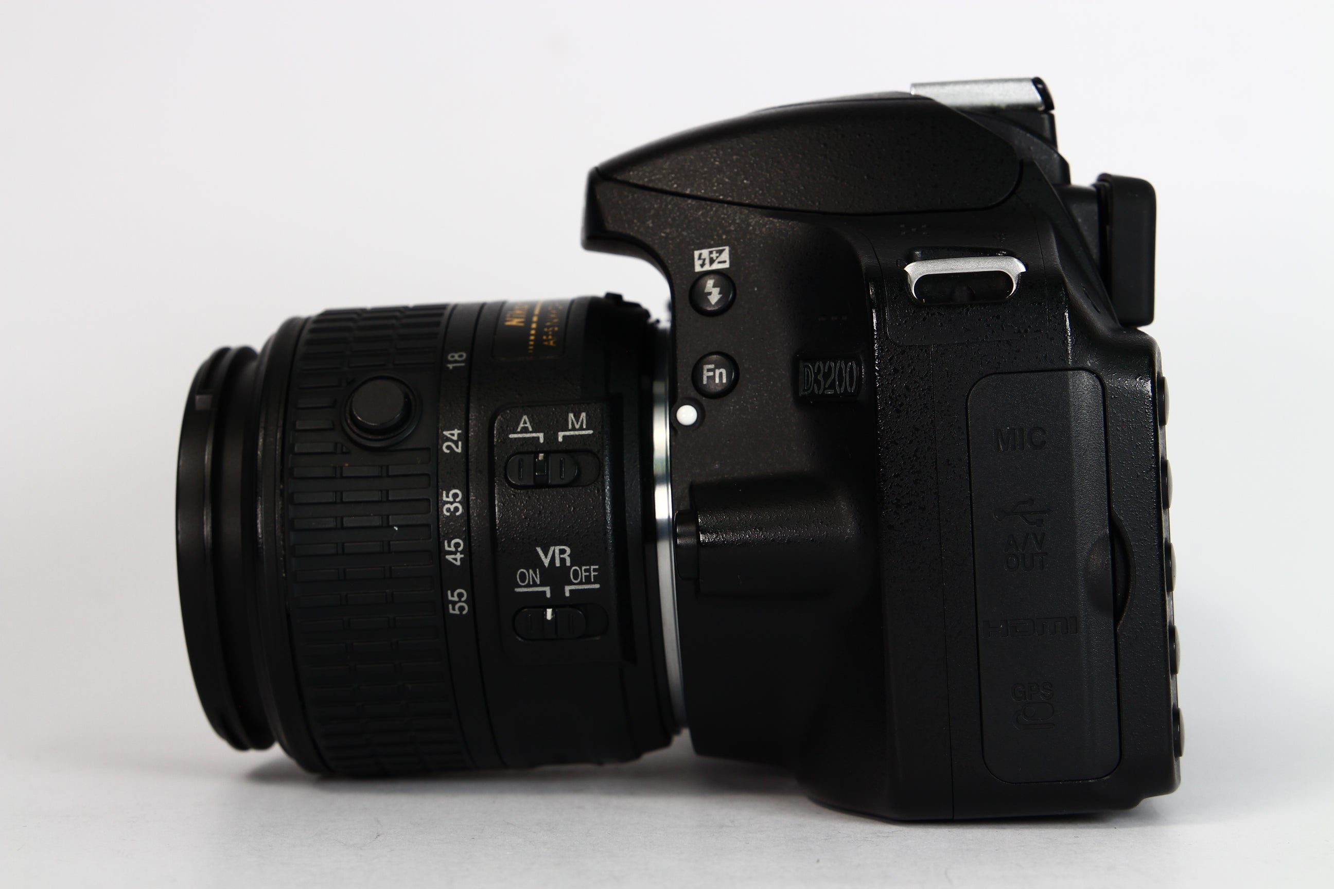 Cámara Digital NIKON D3200 con lente kit 18-55mm. Usada