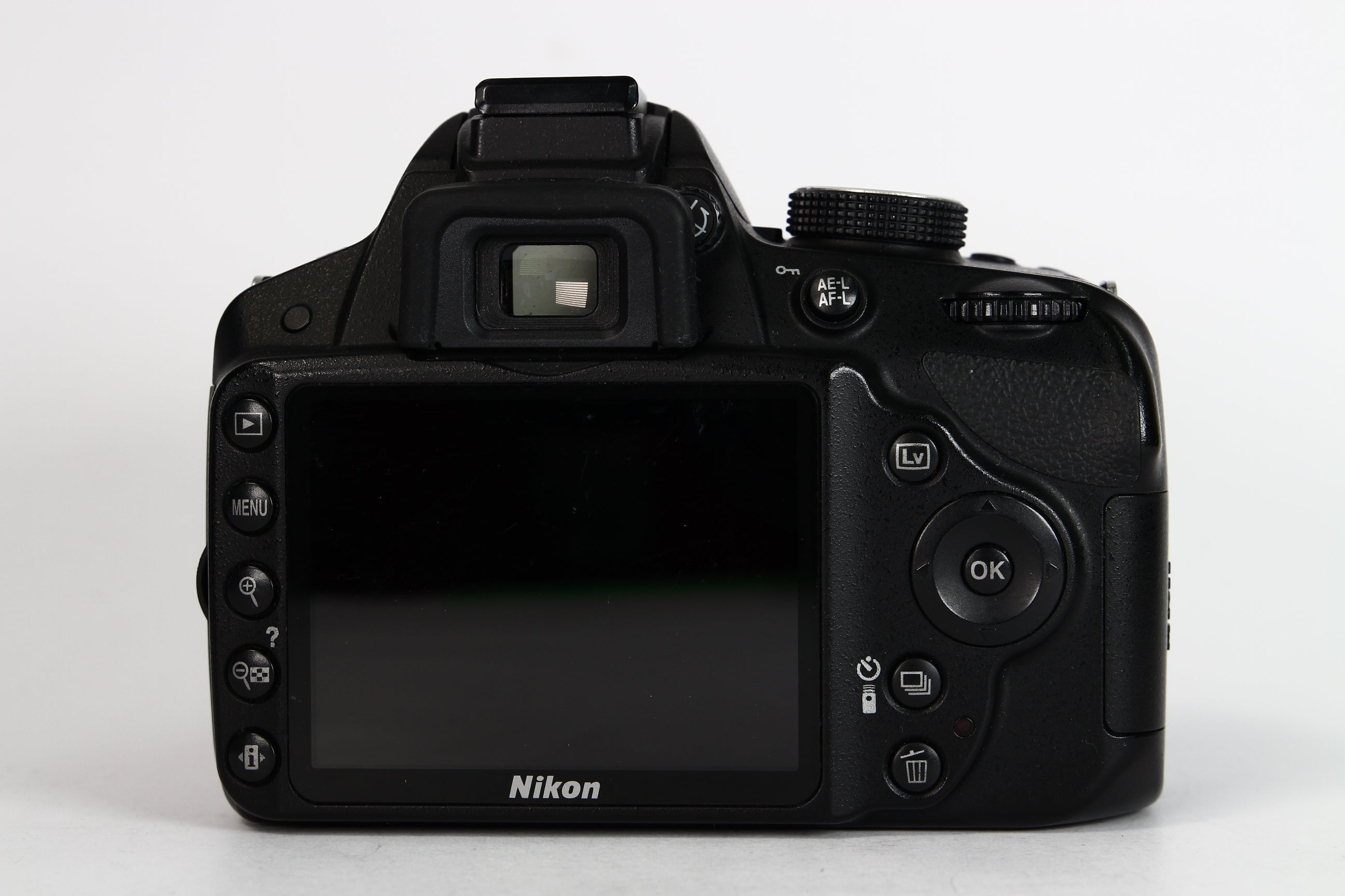 Cámara Digital NIKON D3200 con lente kit 18-55mm. Usada