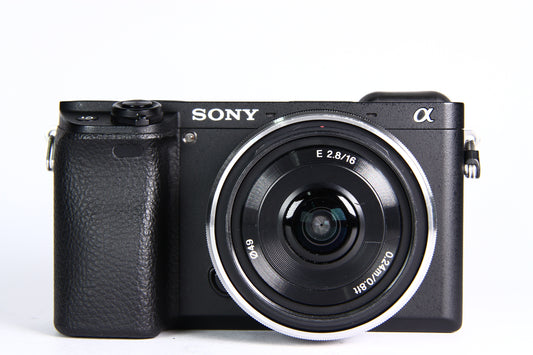 Cámara Digital SONY A6300 con lente 16mm F2.8. Usada
