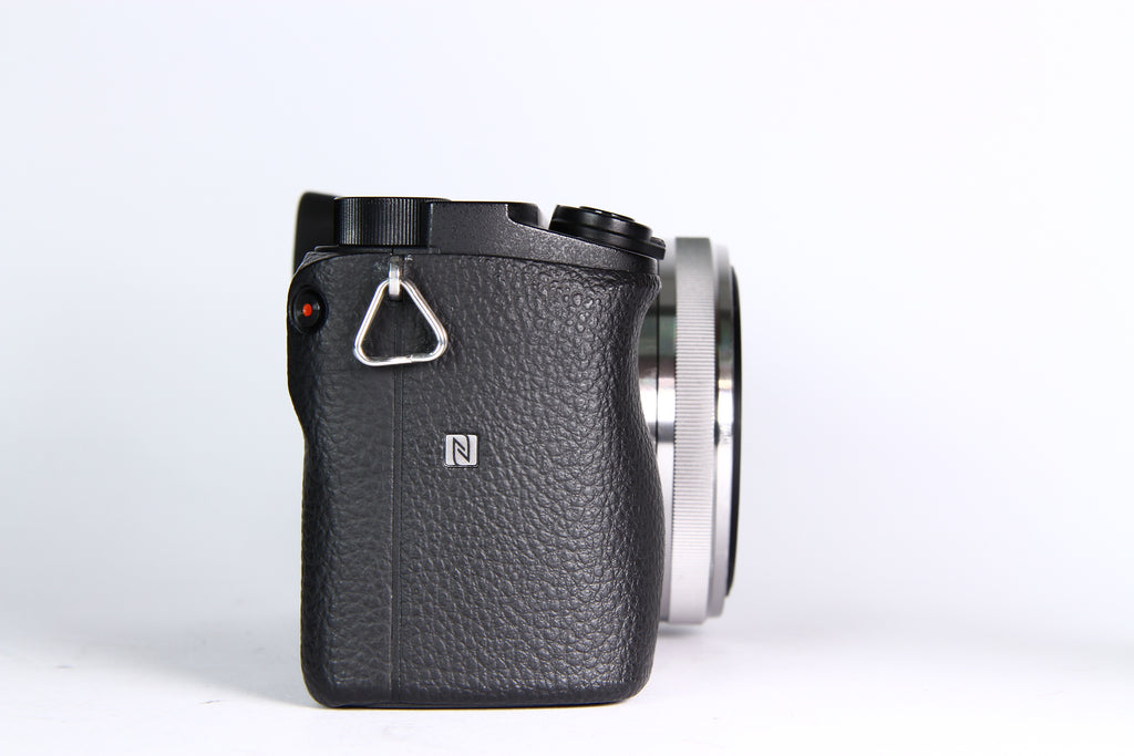 Cámara Digital SONY A6300 con lente 16mm F2.8. Usada