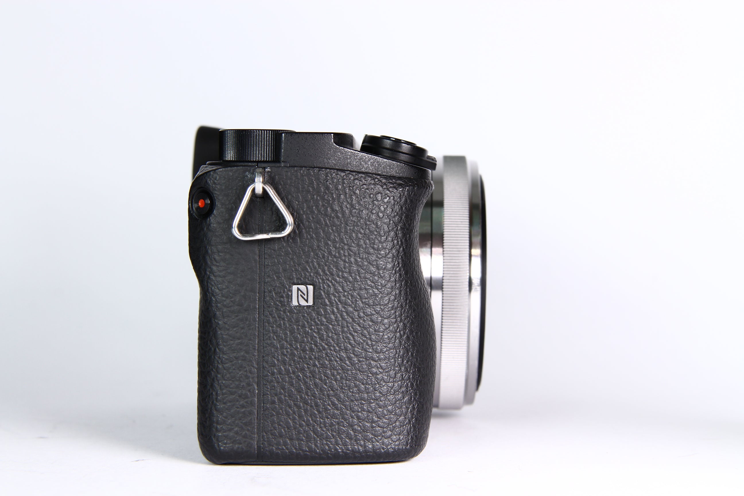 Cámara Digital SONY A6300 con lente 16mm F2.8. Usada