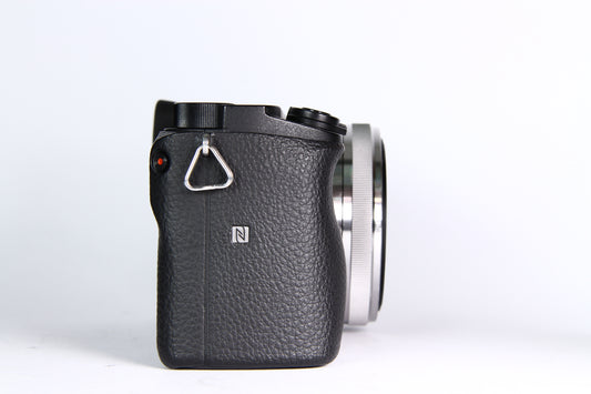 Cámara Digital SONY A6300 con lente 16mm F2.8. Usada