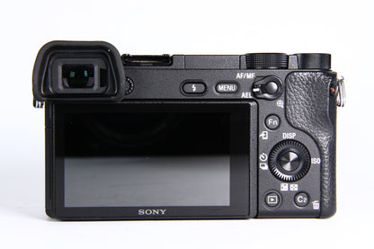 Cámara Digital SONY A6300 con lente 16mm F2.8. Usada