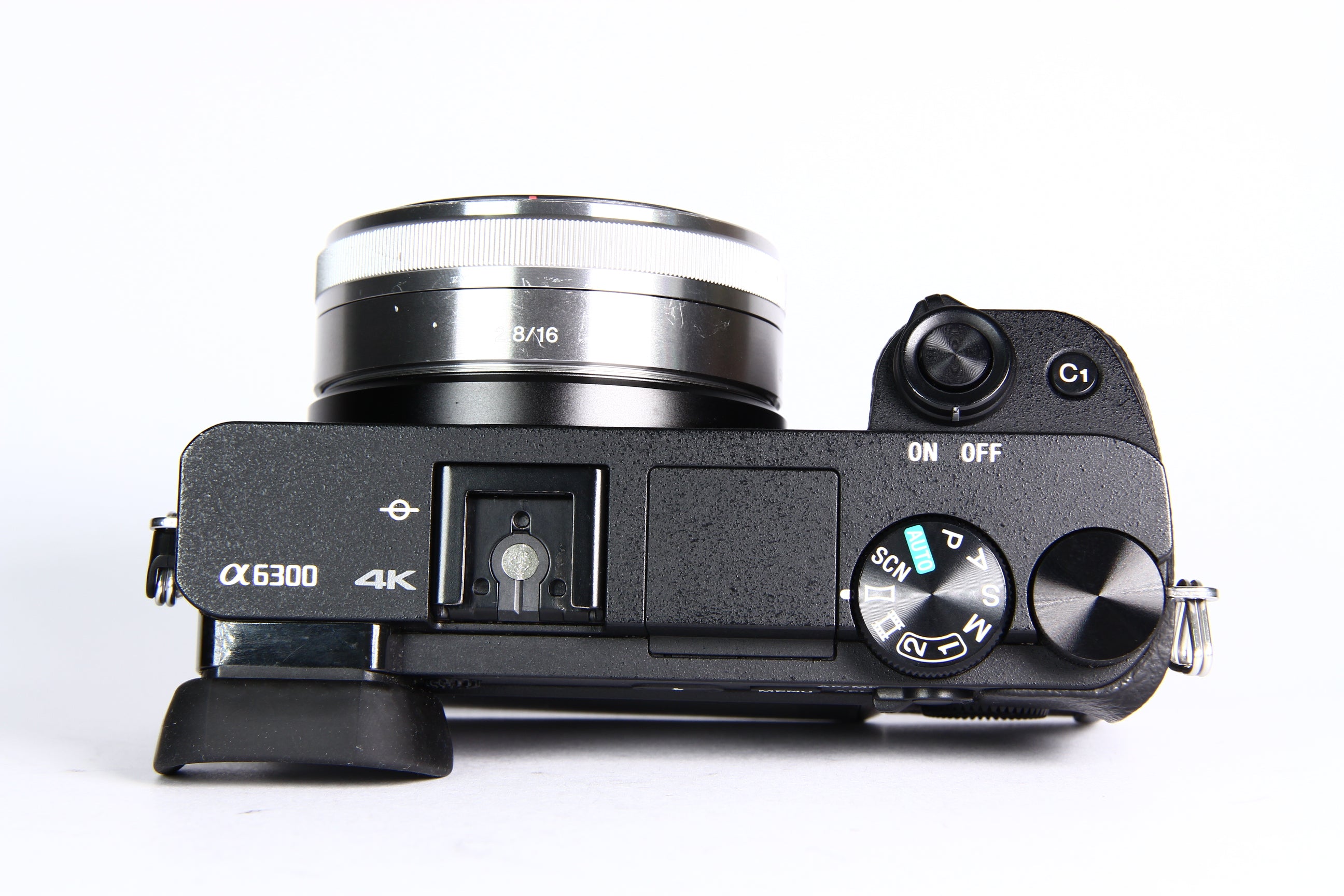 Cámara Digital SONY A6300 con lente 16mm F2.8. Usada