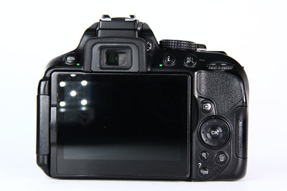 Cámara Digital NIKON D5300 Lente 18-55mm. Usada