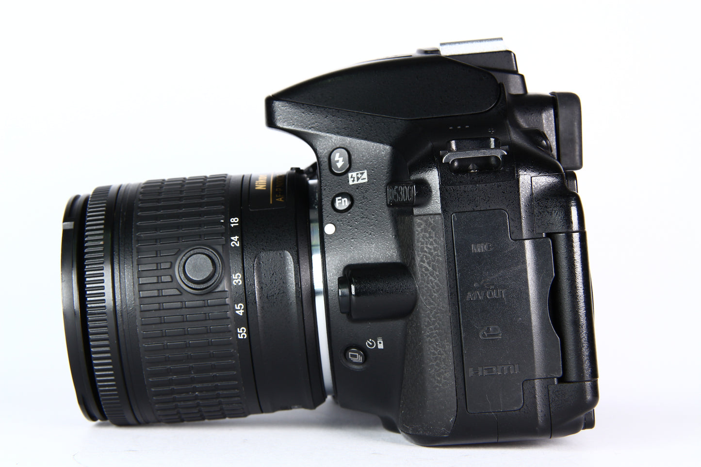 Cámara Digital NIKON D5300 Lente 18-55mm. Usada
