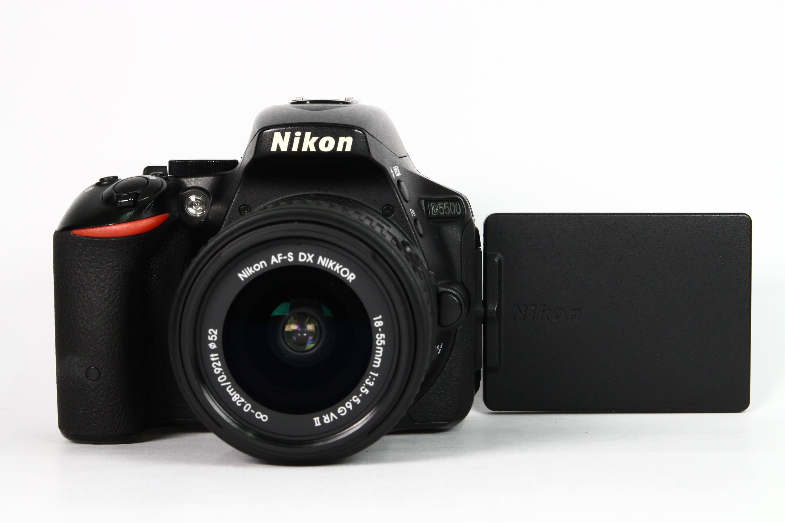 Cámara Digital NIKON D5500 con lente kit 18-55mm. Usada
