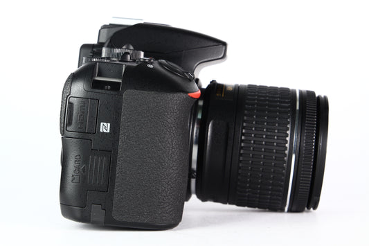 Cámara Digital Nikon D5600 Lente 18-55mm. Usada