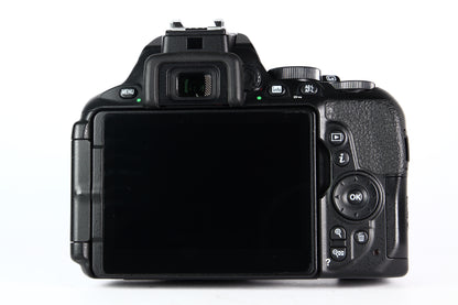 Cámara Digital Nikon D5600 Lente 18-55mm. Usada