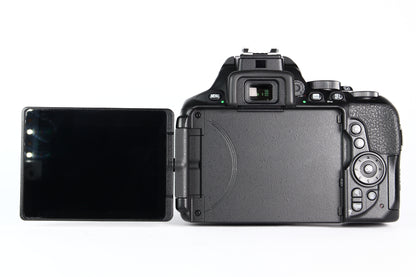 Cámara Digital Nikon D5600 Lente 18-55mm. Usada