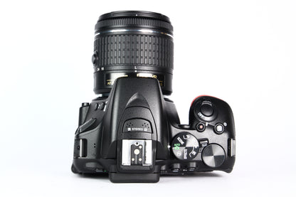 Cámara Digital Nikon D5600 Lente 18-55mm. Usada